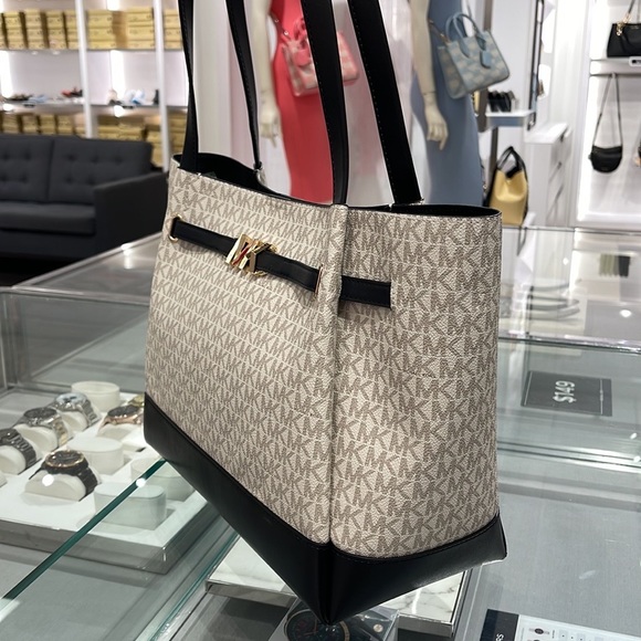 MICHAEL KORS
Reed Large Logo Shoulder Tote Bag
Vanilla/Black
Style# 35S3G6RT3B - Picture 3 of 16